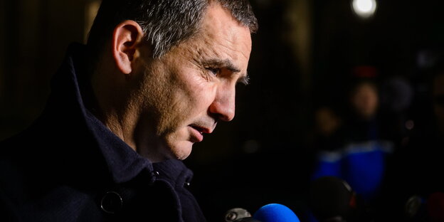 Spitzenkandidat Gilles Simeoni spricht in ein Mikrofon Spitzenkandidat Gilles Simeoni spricht in ein Mikrofon