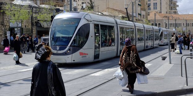 Eine Straßenbahn fährt Eine Straßenbahn fährt