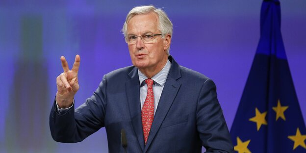 Ein Mann. Mit der rechten Hand macht er eine verhaltene Victory-Geste Ein Mann. Mit der rechten Hand macht er eine verhaltene Victory-Geste