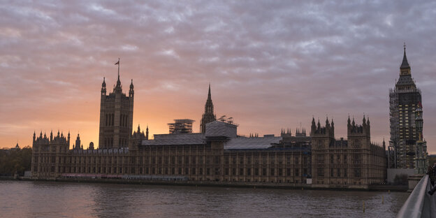 Sonnenuntergang hinter dem britischen Parlamentsgebäude Sonnenuntergang hinter dem britischen Parlamentsgebäude