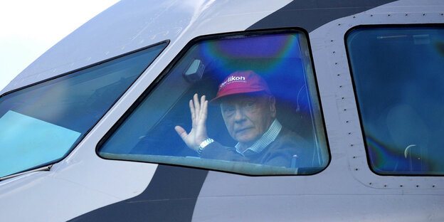 Niki Lauda winkt im Jahr 2010 aus einem Niki-Flieger Niki Lauda winkt im Jahr 2010 aus einem Niki-Flieger