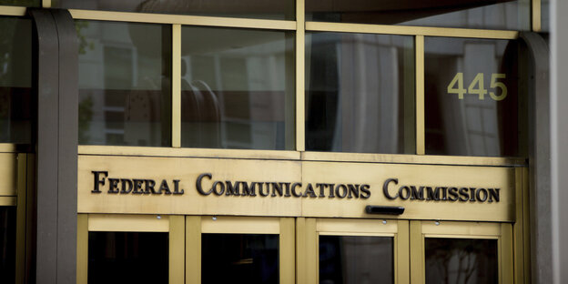 Der Eingang eines Bürogebäudes der Telekommunikationsaufsicht FCC Der Eingang eines Bürogebäudes der Telekommunikationsaufsicht FCC