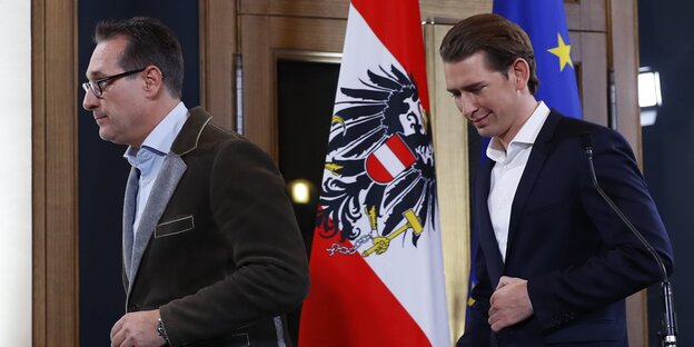 Zwei Männer laufen vor einer österreichischen Flagge Zwei Männer laufen vor einer österreichischen Flagge