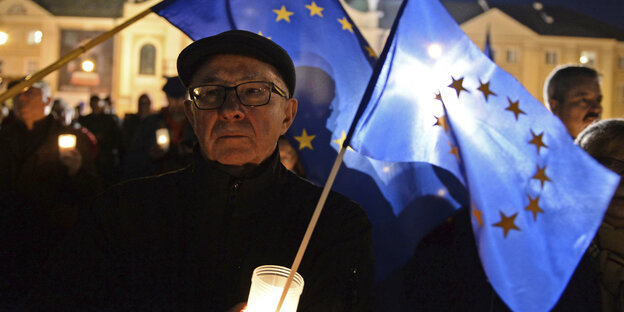 Polnischer Demonstrant mit EU-Flagge in der Hand Polnischer Demonstrant mit EU-Flagge in der Hand