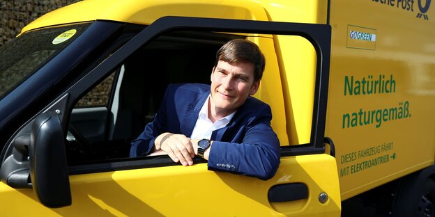 Ein Mann sitzt in einem Elektro-Postauto, es ist Achim Kampker Ein Mann sitzt in einem Elektro-Postauto, es ist Achim Kampker