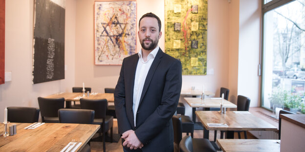 Restaurantbesitzer Yorai Feinberg steht in seinem Restaurant Restaurantbesitzer Yorai Feinberg steht in seinem Restaurant