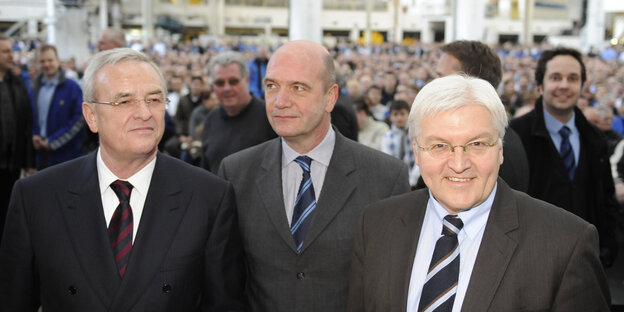 So wichtig ist ein Betriebsratschef bei VW: Bernd Osterloh (Mitte) 2009 zwischen Ex-Konzernchef Martin Winterkorn (l.) und dem damaligen Außenminister Frank-Walter Steinmeier