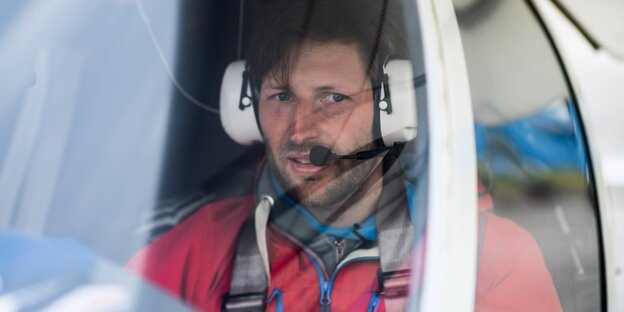 Ruben Neugenauer im Cockpit eines Flugzeuges Ruben Neugenauer im Cockpit eines Flugzeuges