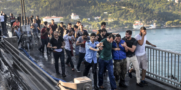 Menschen auf einer Brücke Menschen auf einer Brücke