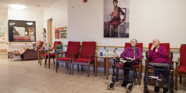 Drei alte Menschen sitzend in einem Zimmer - ein paar Sessel sind leer. Drei alte Menschen sitzend in einem Zimmer - ein paar Sessel sind leer.