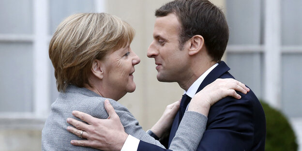 Merkel und Macron umarmen sich Merkel und Macron umarmen sich