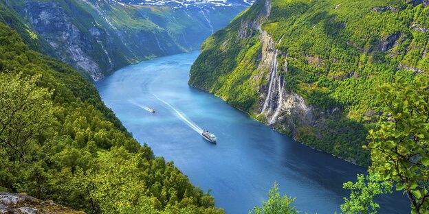 Ein Kreuzfahrtschiff fährt durch eine paradiesische Schlucht