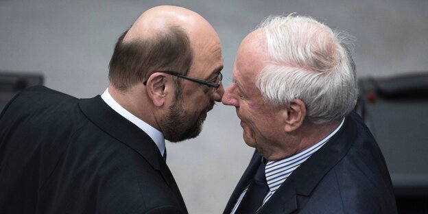Lafontaine und Schulz sprechen miteinander. Sie stehen so dicht, dass sich ihre Nasen fast berühren Lafontaine und Schulz sprechen miteinander. Sie stehen so dicht, dass sich ihre Nasen fast berühren