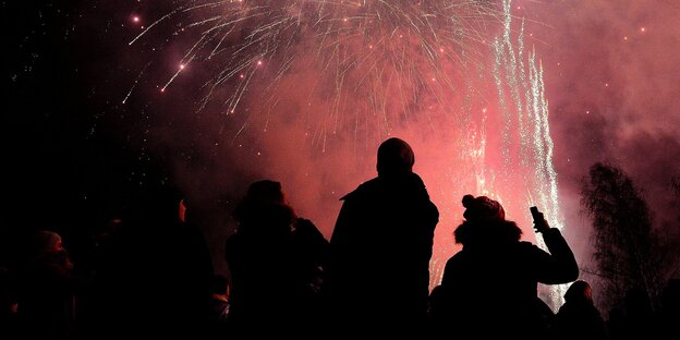 Menschen betrachten ein Feuerwerk Menschen betrachten ein Feuerwerk