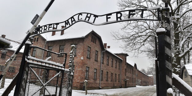 "Arbeit macht frei"-Schriftzug am Haupttor des ehemaligen KZ Auschwitz-Birkenau "Arbeit macht frei"-Schriftzug am Haupttor des ehemaligen KZ Auschwitz-Birkenau