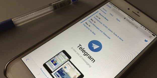 Ein Smartphone und ein Stift liegen auf einem Tisch Ein Smartphone und ein Stift liegen auf einem Tisch