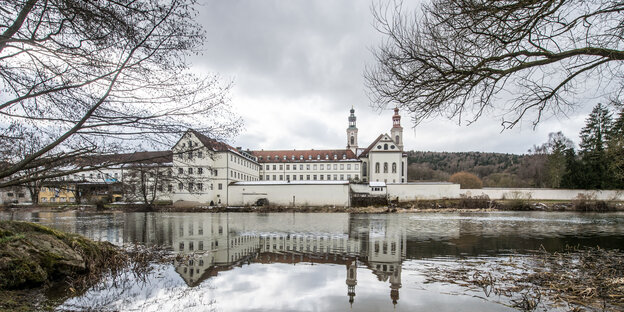 Ein Gebäude an einem Gewässer