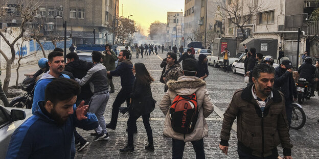 Menschen laufen auf einer Straße umher Menschen laufen auf einer Straße umher