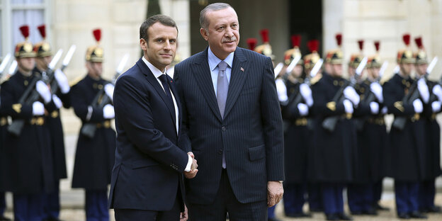 Erdogan und Macron geben sich die Hand Erdogan und Macron geben sich die Hand