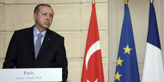 Ein Mann hält am 01.04.2016 vor einem Gericht in Istanbul am Tag der Verhandlung des Cumhuriyet-Chefs Can Dündar ein Schild mit der Aufschrift «Free Press Free Society» Ein Mann hält am 01.04.2016 vor einem Gericht in Istanbul am Tag der Verhandlung des Cumhuriyet-Chefs Can Dündar ein Schild mit der Aufschrift «Free Press Free Society»