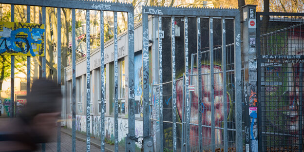 Gitter vor dem Schuleingang Gitter vor dem Schuleingang