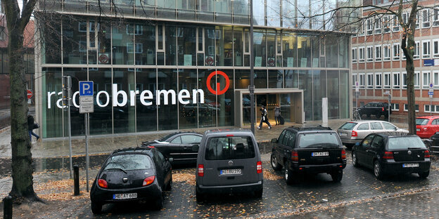 Eine Hausfassade aus Glas mit dem Schriftzug "Radio Bremen". Eine Hausfassade aus Glas mit dem Schriftzug "Radio Bremen".