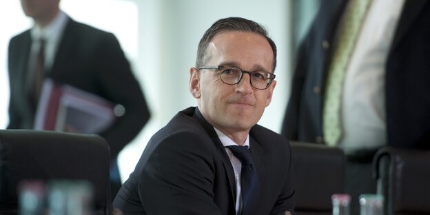 Heiko Maas sitzt mit verkniffenen Lippen an einem Tisch Heiko Maas sitzt mit verkniffenen Lippen an einem Tisch