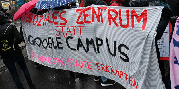 Demonstranten protestieren in Berlin vor der von Flüchtlingen besetzten früheren Gerhart-Hauptmann-Schule mit einem Transparent mit der Aufschrift „Soziales Zentrum statt Google Campus – Solidarische Städte erkämpfen“ Demonstranten protestieren in Berlin vor der von Flüchtlingen besetzten früheren Gerhart-Hauptmann-Schule mit einem Transparent mit der Aufschrift „Soziales Zentrum statt Google Campus – Solidarische Städte erkämpfen“