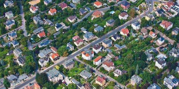 Luftbild von einer Eigenheimsiedlung im Speckgürtel einer Stadt Luftbild von einer Eigenheimsiedlung im Speckgürtel einer Stadt