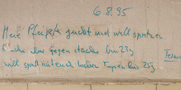 Graffiti auf Toilettenwand. Graffiti auf Toilettenwand.