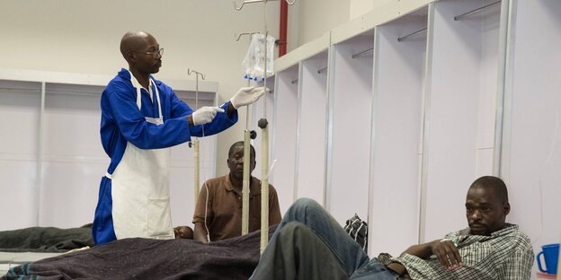 Ein Arzt in Lusaka mit Cholera-Patienten Ein Arzt in Lusaka mit Cholera-Patienten