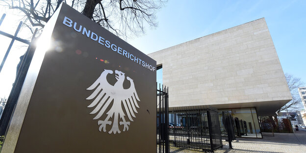 Der Bundesadler in silber auf einer Mauer Der Bundesadler in silber auf einer Mauer