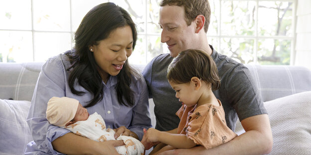 Mark Zuckerberg mit seiner Frau Priscilla Chan und seinen zwei Töchtern Mark Zuckerberg mit seiner Frau Priscilla Chan und seinen zwei Töchtern