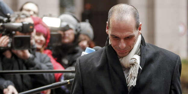 Yanis Varoufakis läuft an Journalisten vorbei Yanis Varoufakis läuft an Journalisten vorbei