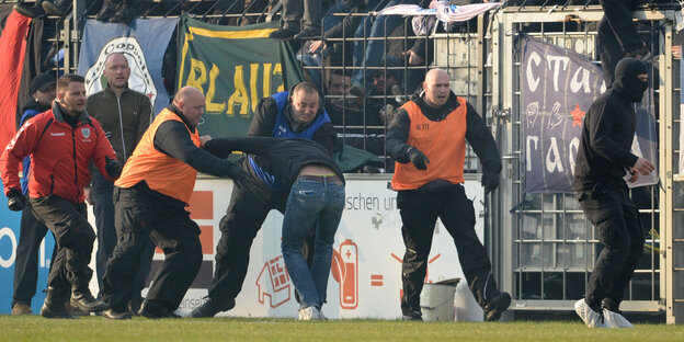 Ordner und Hooligans Ordner und Hooligans