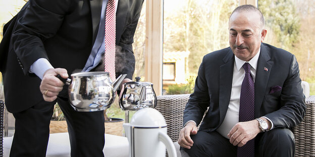 Außenminister Gabriel serviert dem türkischen Außenminister Mevlüt Çavuşoğlu Tee Außenminister Gabriel serviert dem türkischen Außenminister Mevlüt Çavuşoğlu Tee