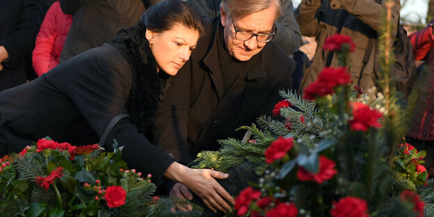 Die Fraktionsvorsitzenden der Partei Die Linke im Bundestag, Dietmar Bartsch und Sahra Wagenknecht, legen an der Gedenkstätte der Sozialisten Blumen ab Die Fraktionsvorsitzenden der Partei Die Linke im Bundestag, Dietmar Bartsch und Sahra Wagenknecht, legen an der Gedenkstätte der Sozialisten Blumen ab