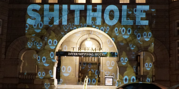 Der Schriftzug "Shithole" erscheint über einem Hauseingang Der Schriftzug "Shithole" erscheint über einem Hauseingang