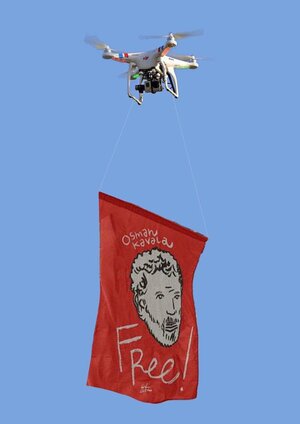 Drohne transportiert eine Fahne mit dem Porträt des inhaftierten Kunstmäzens Osman Kavala Drohne transportiert eine Fahne mit dem Porträt des inhaftierten Kunstmäzens Osman Kavala