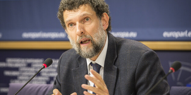 Ein Mann, Osman Kavala, spricht in ein Mikro Ein Mann, Osman Kavala, spricht in ein Mikro