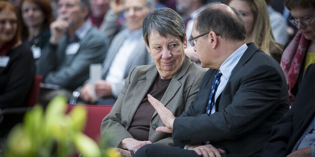 Umweltministerin Hendricks redet mit Agrarminister Schmidt Umweltministerin Hendricks redet mit Agrarminister Schmidt