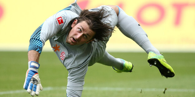 Ein Torwart, Heinz Müller, hechtet nach einem Ball, der nicht zu sehen ist Ein Torwart, Heinz Müller, hechtet nach einem Ball, der nicht zu sehen ist