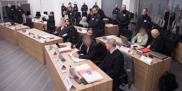 Die sieben Männer und eine Frau der „Gruppe Freital“ vor dem Prozessbeginn am Mittwoch in Dresden Die sieben Männer und eine Frau der „Gruppe Freital“ vor dem Prozessbeginn am Mittwoch in Dresden