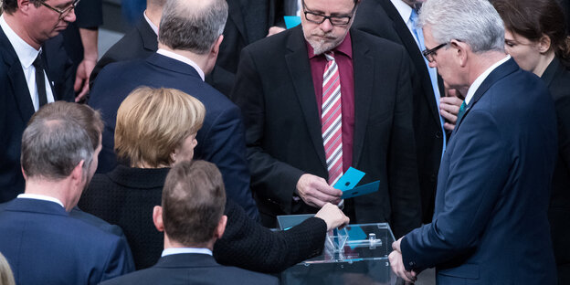 Menschen an einer Wahlurne im Bundestag Menschen an einer Wahlurne im Bundestag