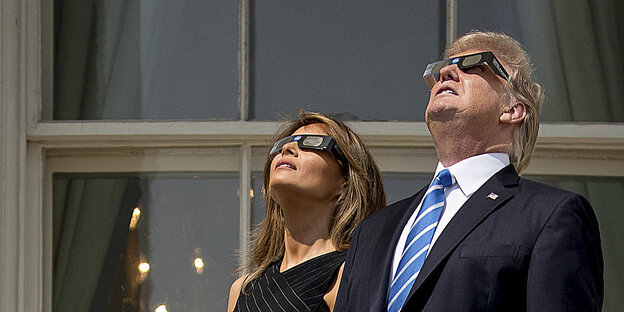 Donald Trump und seine Frau mit Schutzbrillen bei der Sonnenfinsternis Donald Trump und seine Frau mit Schutzbrillen bei der Sonnenfinsternis
