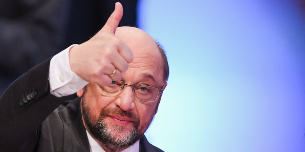 Martin Schulz zeigt Daumen hoch Martin Schulz zeigt Daumen hoch