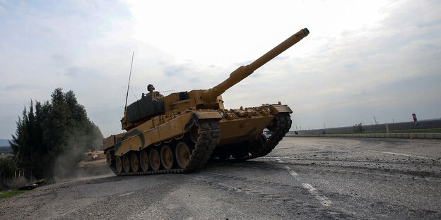 Ein Panzer fährt eine Böschung hinauf Ein Panzer fährt eine Böschung hinauf