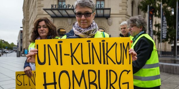 Charlotte Mattheis hält ein Schild in die Höhe Charlotte Mattheis hält ein Schild in die Höhe