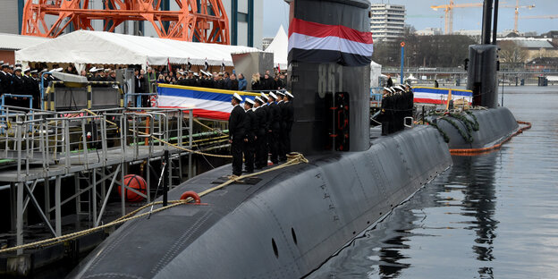 U-Boot liegt am Werftkai. Auf ihm und an Land: Marinesoldaten U-Boot liegt am Werftkai. Auf ihm und an Land: Marinesoldaten