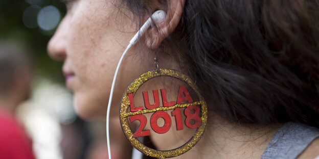 Eine Frau trägt einen Ohrring, auf dem steht: „Lula 2018“ Eine Frau trägt einen Ohrring, auf dem steht: „Lula 2018“
